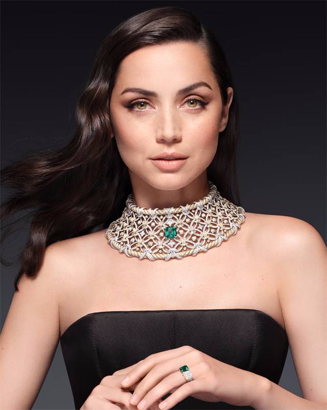 The Séduction necklace, featuring platinum, yellow gold, emerald, and diamonds.
