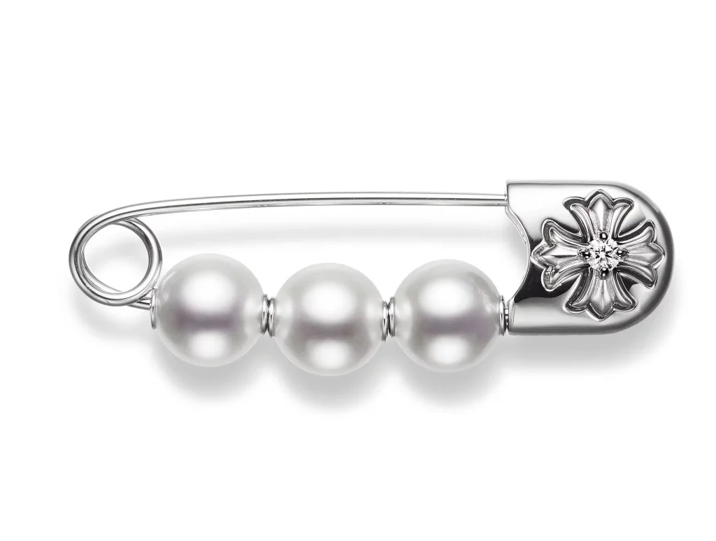 Компания Mikimoto в сотрудничестве с рок-н-ролльным люксовым брендом Chrome Hearts представила коллекцию из 11 основных предметов, включая брошь в виде булавки.Кредит...Mikimoto